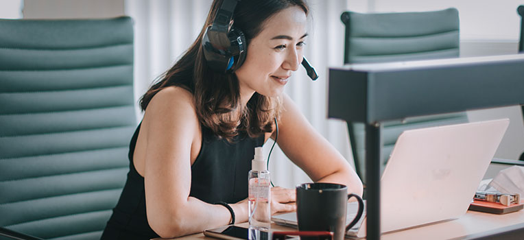 woman with headset speaking on the phone to support employees